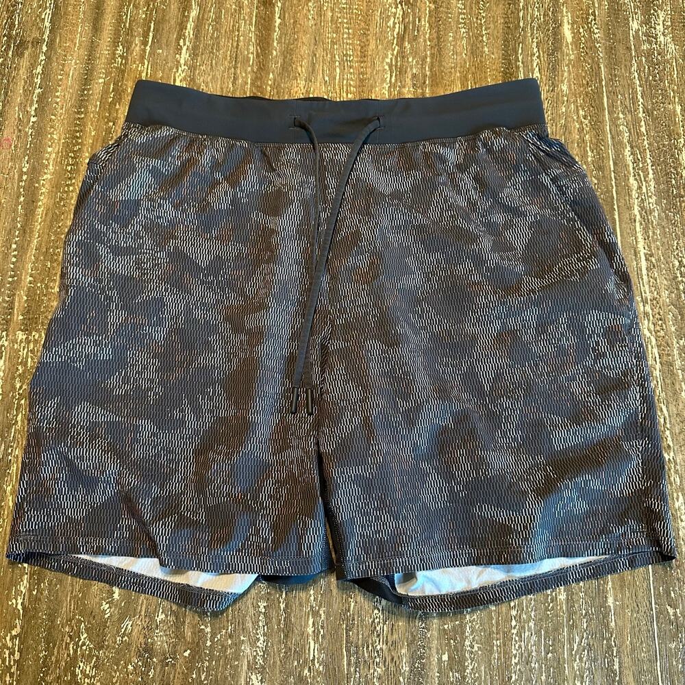 Lululemon Performance Workout Gym 7” Shorts Grey Red Orange AOP Men’s Size L